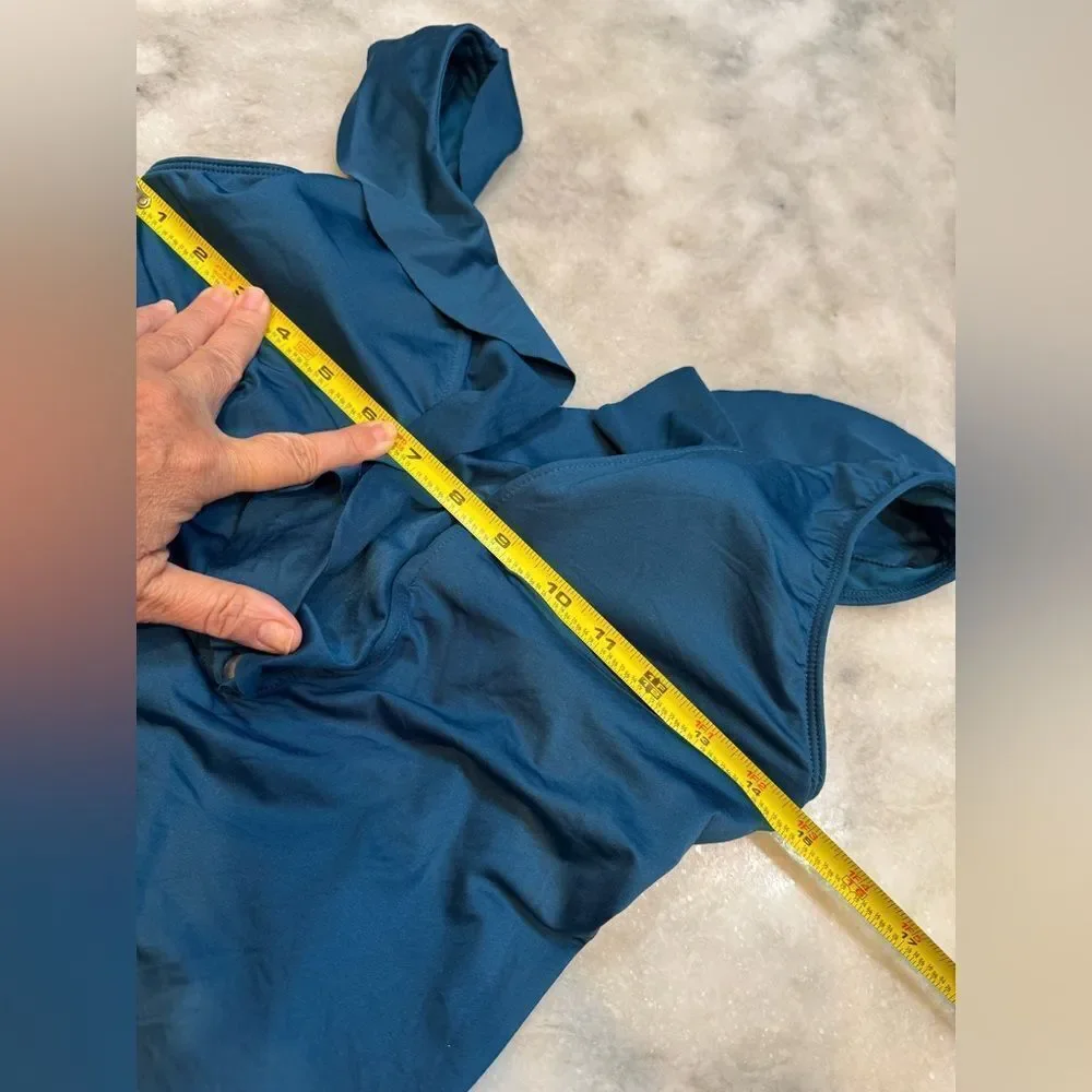 Shade & Shore Swimwear Ruffle Plunge One Piece. Size Small